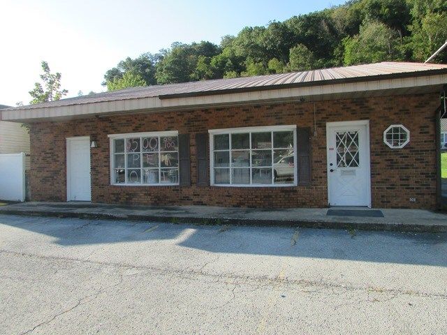 1079 S Lake Dr, Prestonsburg, KY 41653